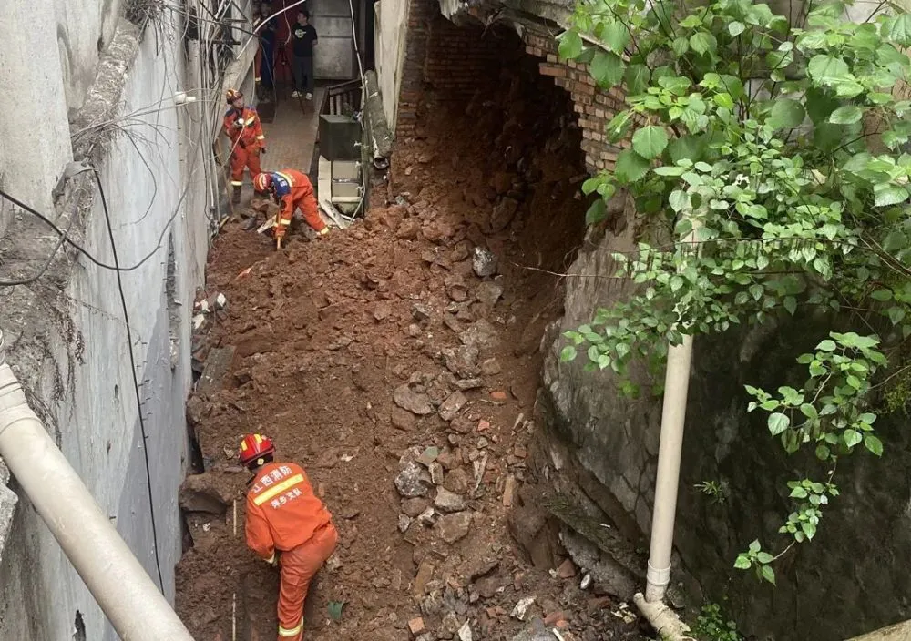 危房检测-萍乡一房屋受暴雨影响发生垮塌,消防紧急救援……插图 危房检测-萍乡一房屋受暴雨影响发生垮塌,消防紧急救援……插图