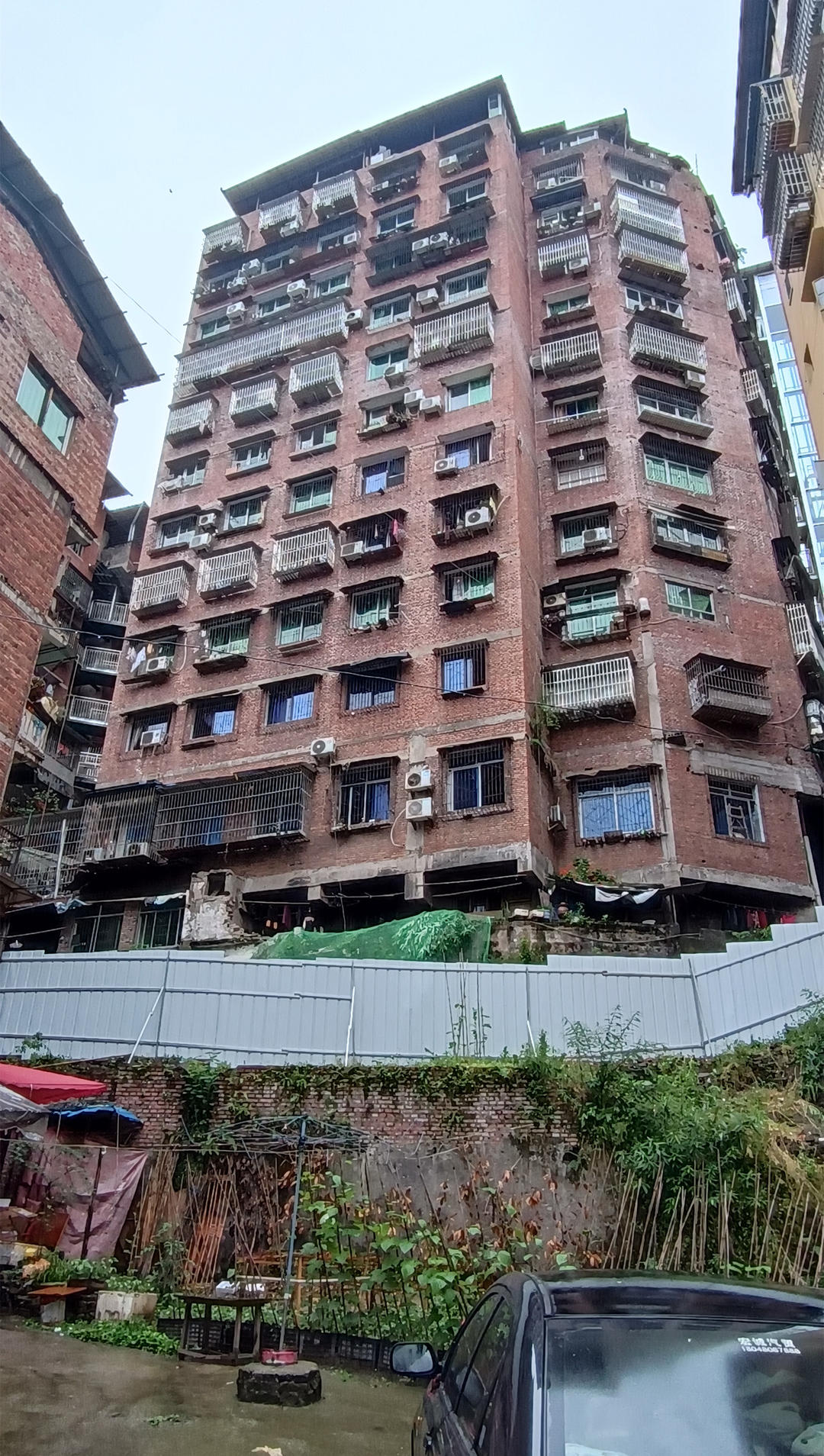 四川房屋安全检测鉴定新闻-宣汉一居民楼附近堡坎垮塌 街道办:不影响房屋安全,已进场恢复插图 ↑现场